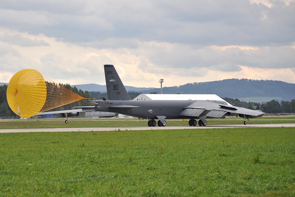 B-52H-BW Stratofortress 61-0017, U.S. Air Force, Ostrava (OSR/LKMT), RWY 22 Cleared To Land, 15.09.2010