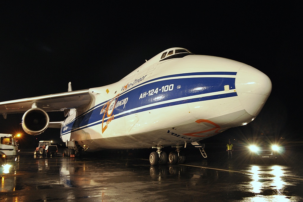 Antonov 124-100 Ruslan, RA-82081 Volga-Dnepr, VDA-7392 rebro - Ostrava, 18.03.2011
