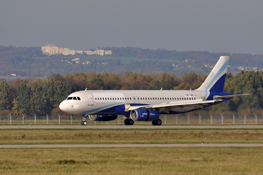 Airbus A320-200 OE-IBL, Preserved, Ex VT-IND a budouc OY-KAM po pletu do lakovny, 31.10.2012